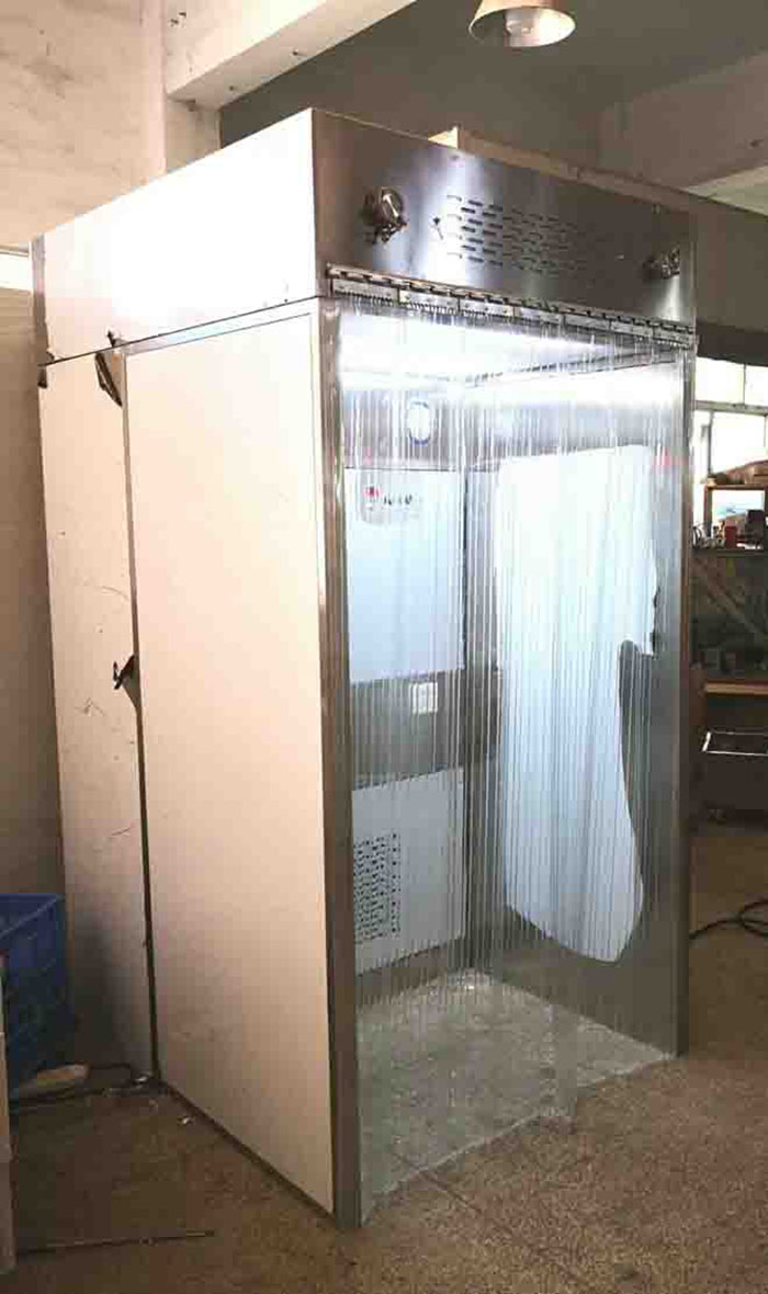 層流罩作用是由箱體、風(fēng)機、高效空氣過濾器、阻尼層、燈具等部件組成 層流罩作用是由箱體、風(fēng)機、高效空氣過濾器、阻尼層、燈具等部件組成